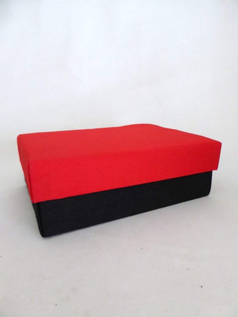 NEW 8” CONTAINER STORE RED BLACK FABRIC LINED PADDED RIGID LIDDED GIFT BOX